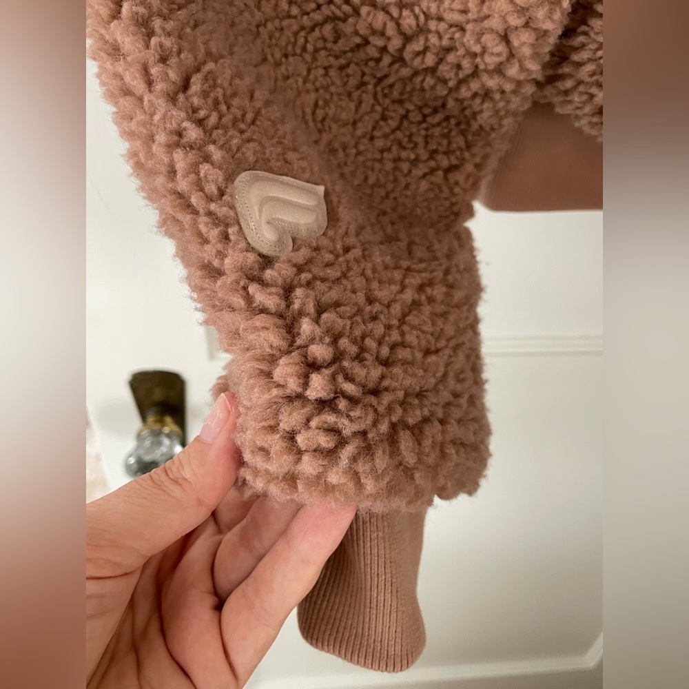 Fabletics Summit Teddy Jacket – Size Small
✨ Excellent Preloved Condition! ✨ - Picture 4 of 6
